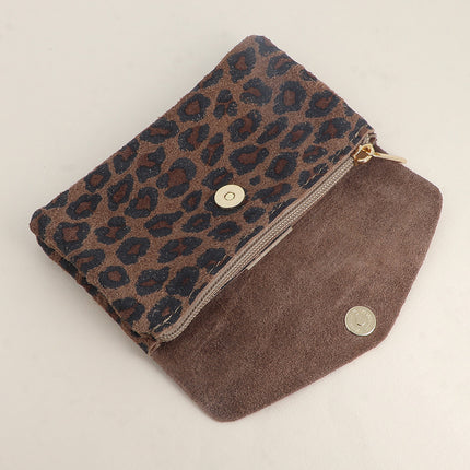 Pochette Barcelone – daim léopard, 1 bouton aimanté, 1 zip et 3 poches