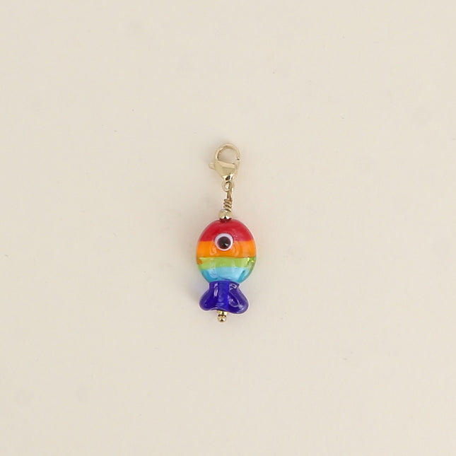 Charm - pendentif poisson en résine colorée