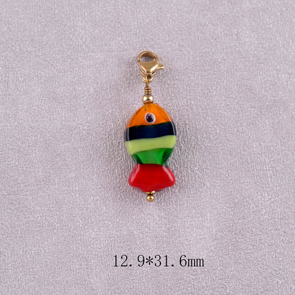 Charm - pendentif poisson en résine colorée