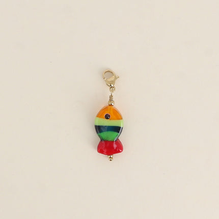 Charm - pendentif poisson en résine colorée