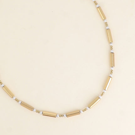 Collier sur fil - tubes en hématite et perles en résine blanche