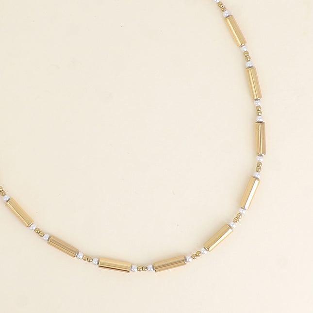 Collier sur fil - tubes en hématite et perles en résine blanche