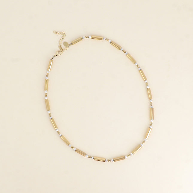 Collier sur fil - tubes en hématite et perles en résine blanche