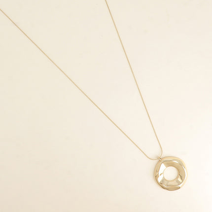 Sautoir - pendentif forme rond ajouré et maille serpent