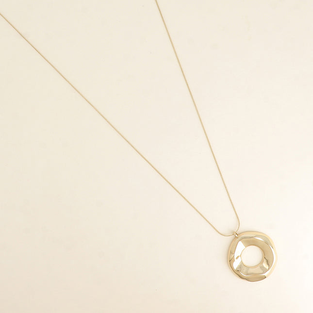 Sautoir - pendentif forme rond ajouré et maille serpent