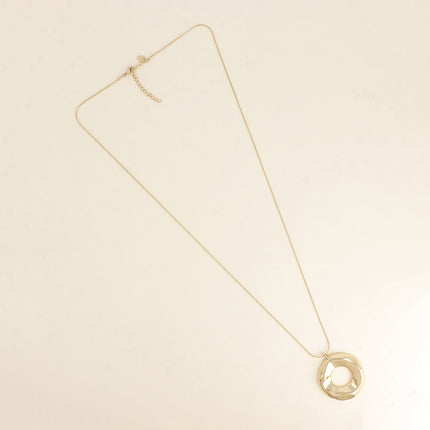 Sautoir - pendentif forme rond ajouré et maille serpent