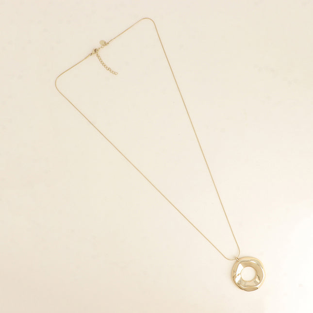 Sautoir - pendentif forme rond ajouré et maille serpent