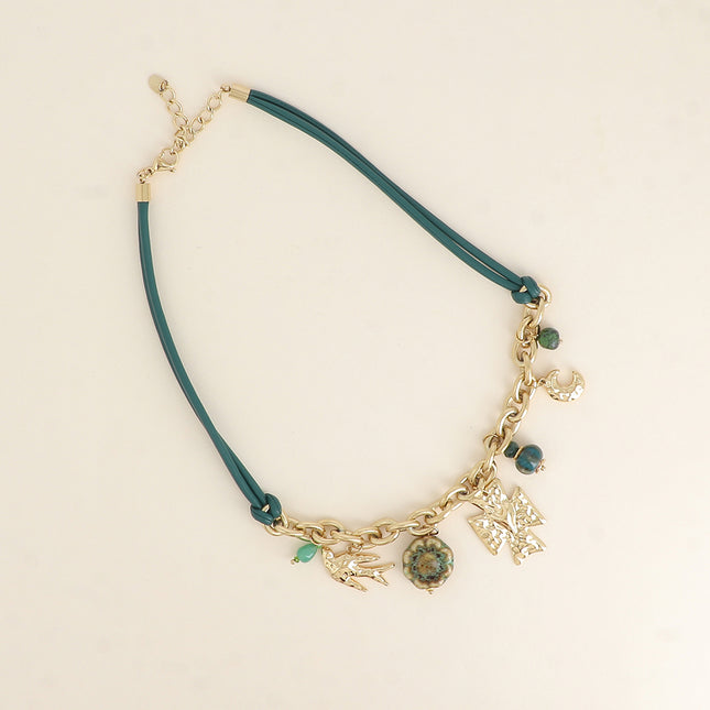 Collier sur cordon - perles en céramique émaillée, croix et coeur martelés, lune