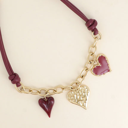 Collier sur cordon - breloques coeurs en émail et en résine