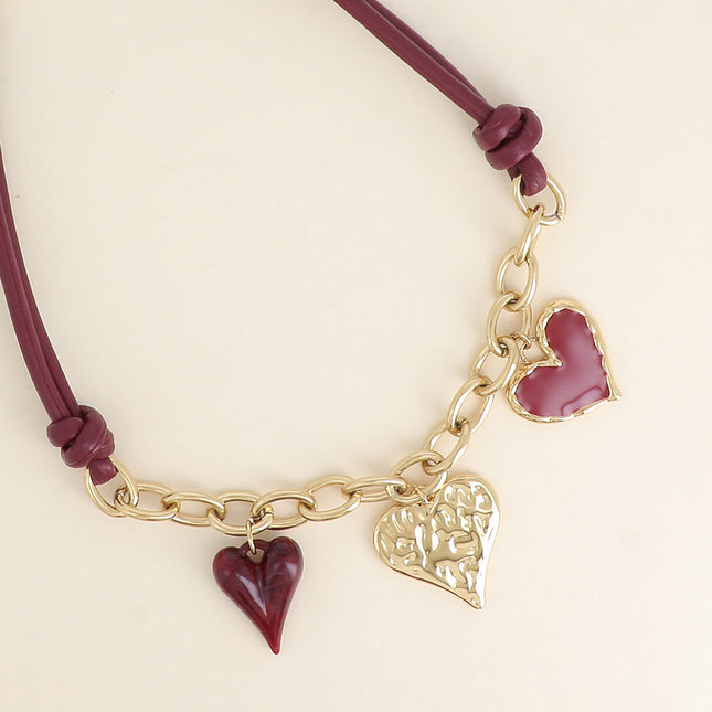 Collier sur cordon - breloques coeurs en émail et en résine