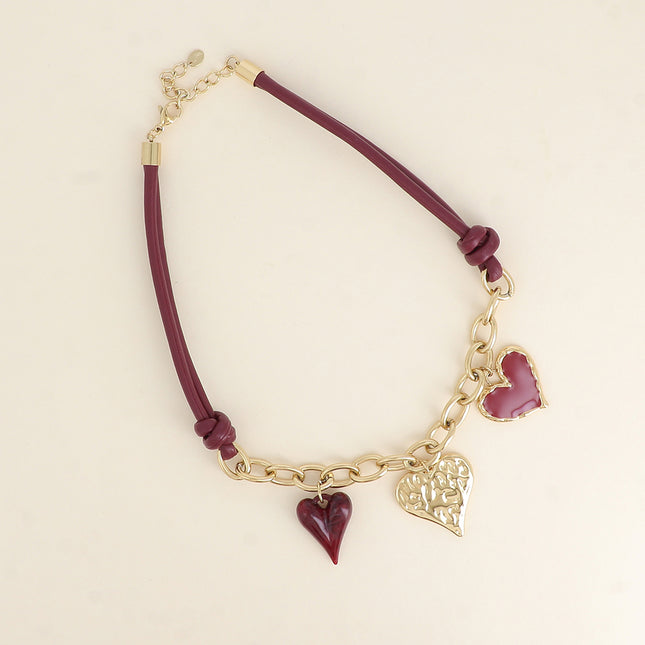 Collier sur cordon - breloques coeurs en émail et en résine