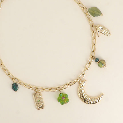 Collier - perles de résine, plaquette lune et soleil, fleur perlée, céramique émaillée, lune martelée, main