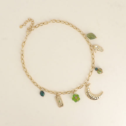 Collier - perles de résine, plaquette lune et soleil, fleur perlée, céramique émaillée, lune martelée, main