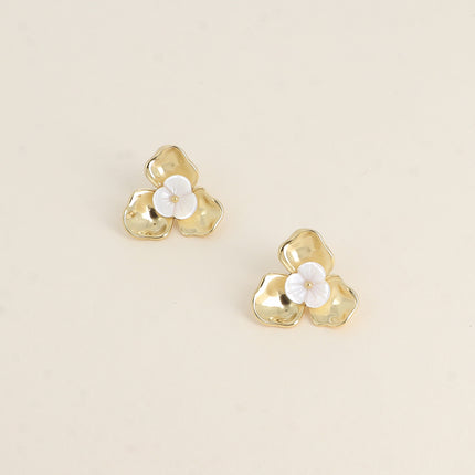 Boucles puces - fleur à 3 pétales et fleur nacrée