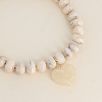 Collier sur fil Ziana - perles de résine et pendentif coeur