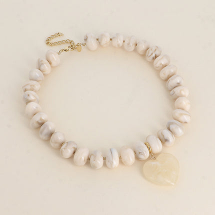 Collier sur fil Ziana - perles de résine et pendentif coeur