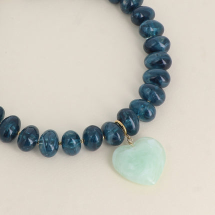 Collier sur fil Ziana - perles de résine et pendentif coeur