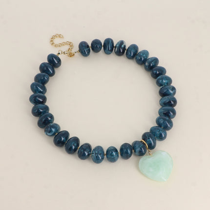 Collier sur fil Ziana - perles de résine et pendentif coeur