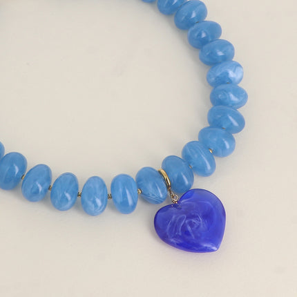 Collier sur fil Ziana - perles de résine et pendentif coeur