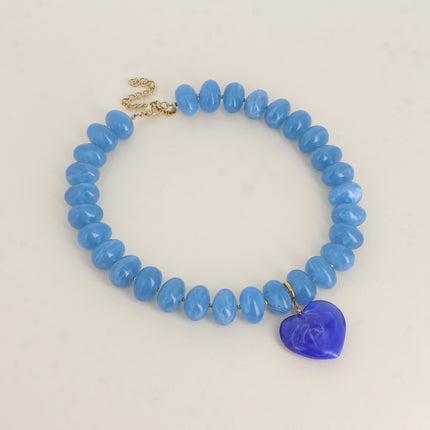 Collier sur fil Ziana - perles de résine et pendentif coeur
