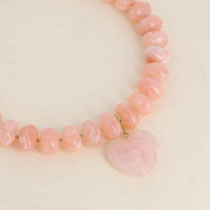 Collier sur fil Ziana - perles de résine et pendentif coeur