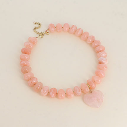 Collier sur fil Ziana - perles de résine et pendentif coeur
