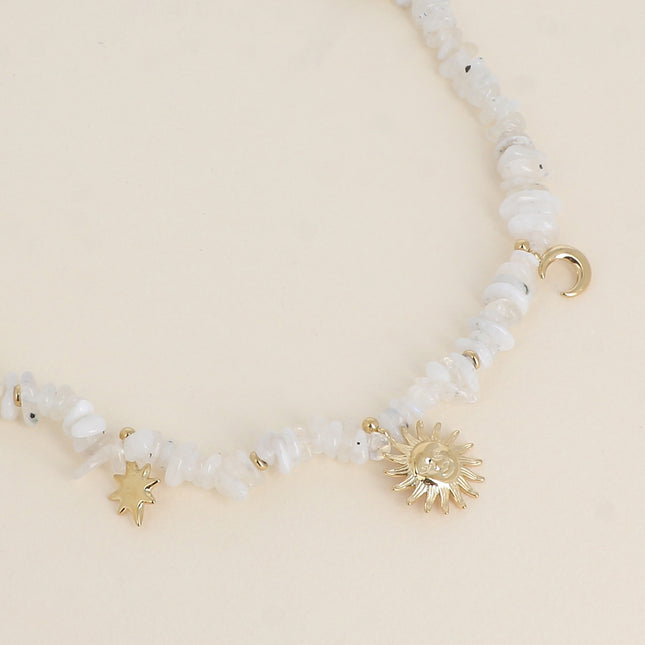 Collier sur fil - pierres naturelles et pendentifs étoile, soleil et lune