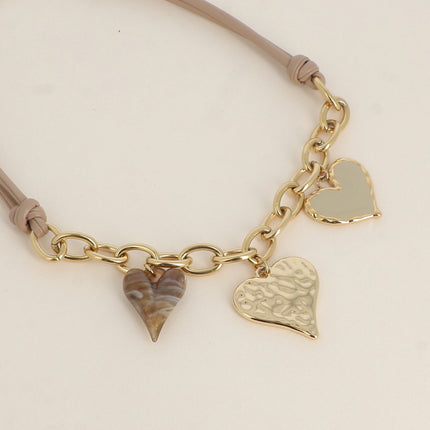 Collier sur cordon - breloques coeurs en émail et en résine