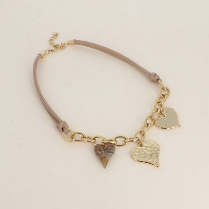 Collier sur cordon - breloques coeurs en émail et en résine