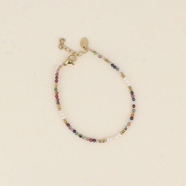 Bracelet sur fil - pierres naturelles, de petites perles d'eau douce et de perles en acier inoxydable