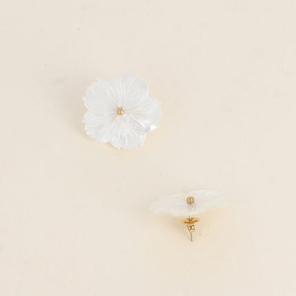 Boucles puces Nébrella - fleur nacrée 26mm