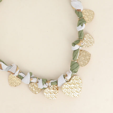 Collier sur ruban - tissu aux motifs uniques, anneaux en acier inoxydable et pampilles coeurs texturées