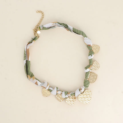 Collier sur ruban - tissu aux motifs uniques, anneaux en acier inoxydable et pampilles coeurs texturées