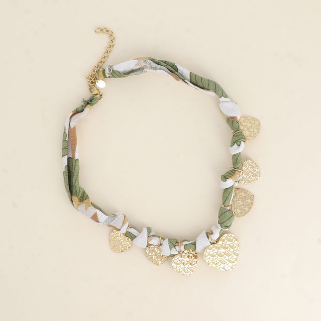 Collier sur ruban - tissu aux motifs uniques, anneaux en acier inoxydable et pampilles coeurs texturées