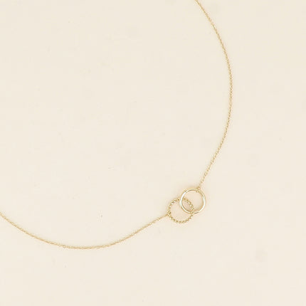 Collier - double anneau, l'un lisse et l'autre torsadé