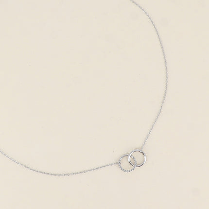 Collier - double anneau, l'un lisse et l'autre torsadé