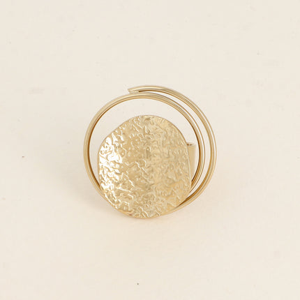 Bague Ariellea - pièce ronde texturée incurvée et anneau