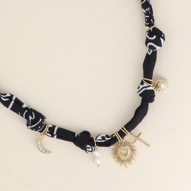 Collier - ruban, tissu et breloques (soleil, coeur, lune avec oxydes de zirconium)