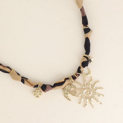 Collier - ruban, tissu et breloques (soleil, oiseau, lune, étoile, trèfle)