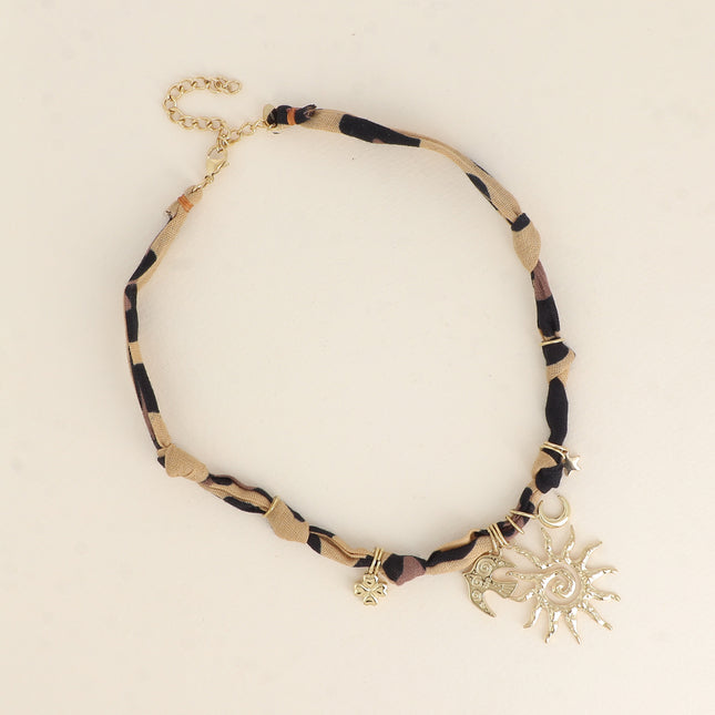 Collier - ruban, tissu et breloques (soleil, oiseau, lune, étoile, trèfle)