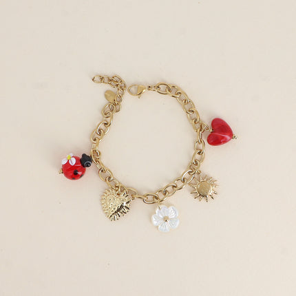 Bracelet - pendentifs (coccinelle en résine, scarabée, fleur nacrée, coeur, soleil)