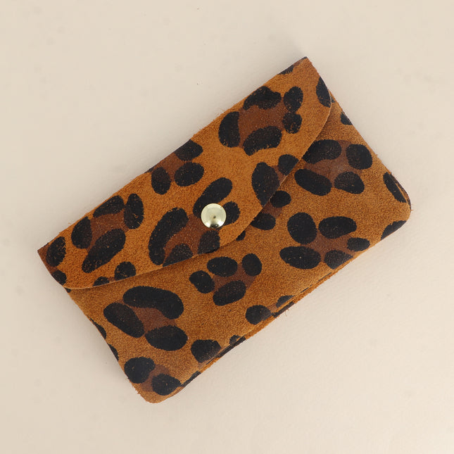 Pochette Barcelone – daim léopard, 1 bouton aimanté, 1 zip et 3 poches