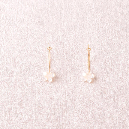 Mini créoles - petite fleur de cerisier nacrée