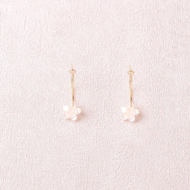 Mini créoles - petite fleur de cerisier nacrée