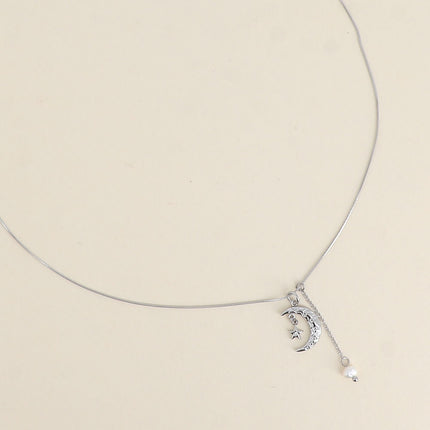 Collier Caitría - maille serpent, lune texturée, étoile et cristal, perles d'eau douce