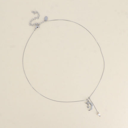Collier Caitría - maille serpent, lune texturée, étoile et cristal, perles d'eau douce