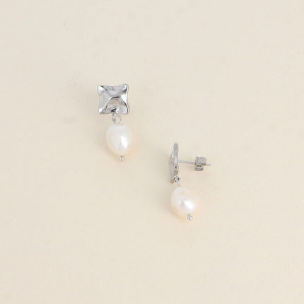 Boucles pendantes - carré et perle d'eau douce