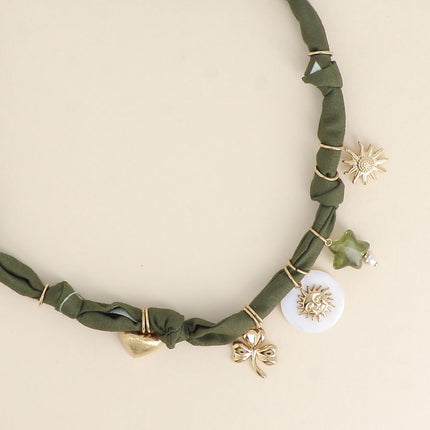 Collier - ruban, breloques (coeur brossé, trèfle, soleil, pièce nacrée, étoile en résine, fleur)