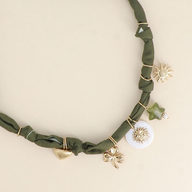 Collier - ruban, breloques (coeur brossé, trèfle, soleil, pièce nacrée, étoile en résine, fleur)