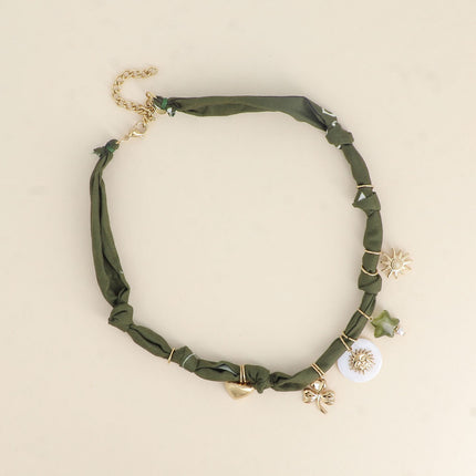 Collier - ruban, breloques (coeur brossé, trèfle, soleil, pièce nacrée, étoile en résine, fleur)